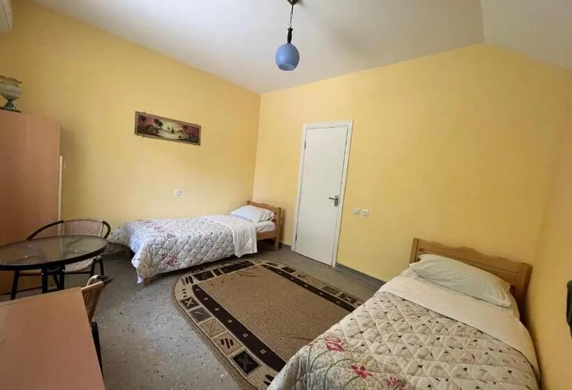 اتاق استاندارد با سرویس بهداشتی مشترک, Azoyan Holiday Resort