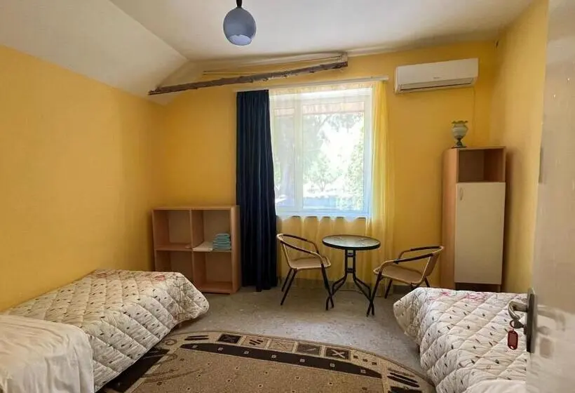 اتاق استاندارد با سرویس بهداشتی مشترک, Azoyan Holiday Resort