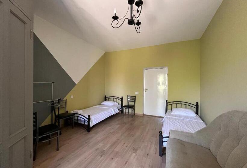 带阳台的三人标准间, Azoyan Holiday Resort