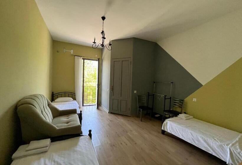 带阳台的三人标准间, Azoyan Holiday Resort