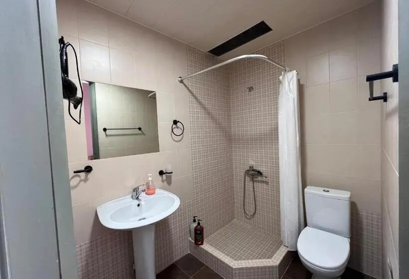 اتاق استاندارد چهارنفره با بالکن, Azoyan Holiday Resort