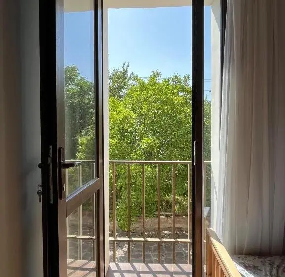 اتاق استاندارد چهارنفره با بالکن, Azoyan Holiday Resort