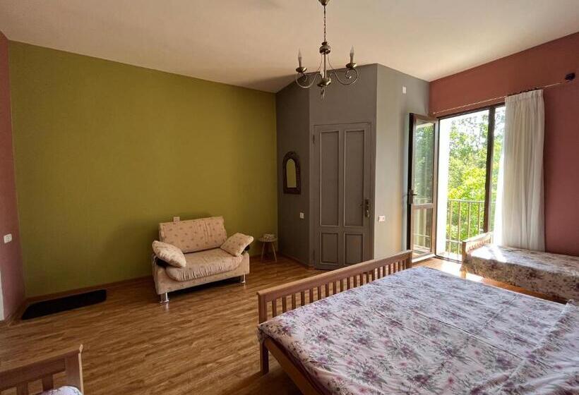 带阳台标准四人间, Azoyan Holiday Resort