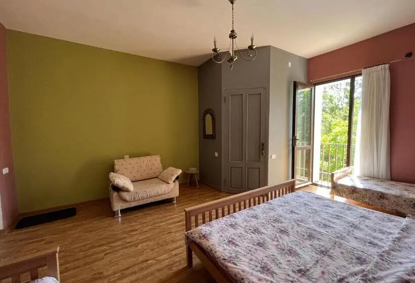 اتاق استاندارد چهارنفره با بالکن, Azoyan Holiday Resort