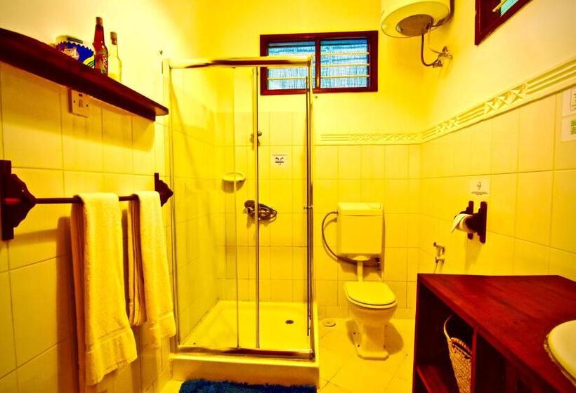 家庭间, Mangrove Lodge