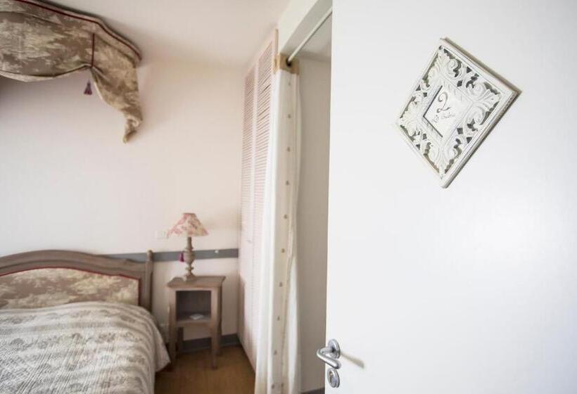 חדר סטנדרט, Mary Boat Trip