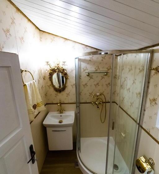 خانه 2 خوابه, 12 A Strada Voltaire