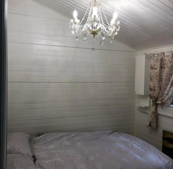 خانه 2 خوابه, 12 A Strada Voltaire