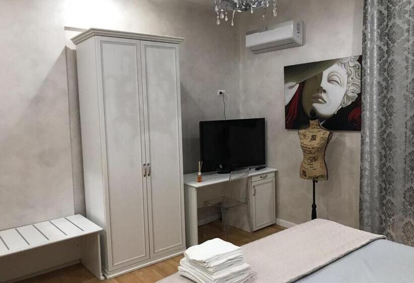 اتاق راحتی سه تخته, Donna Margharet