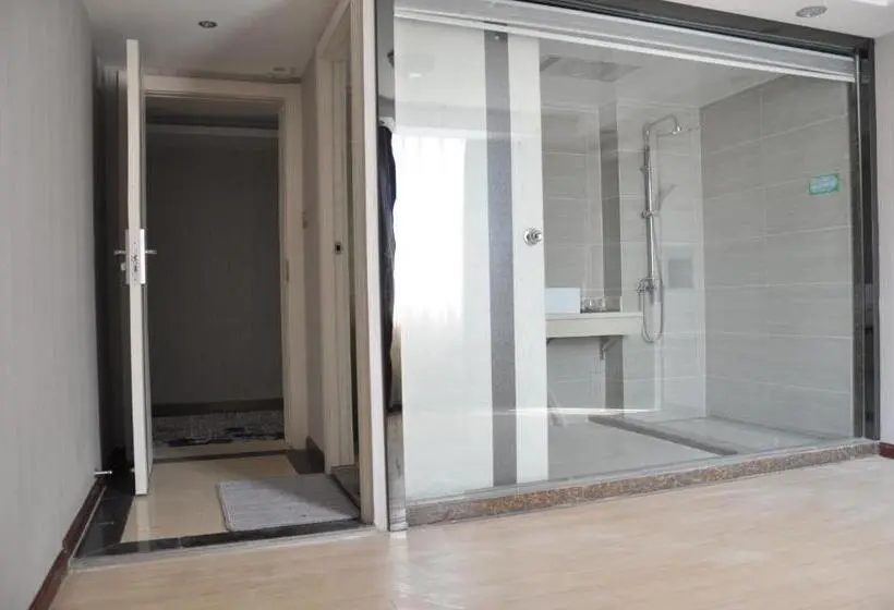 Sviitti, Juli Boutique