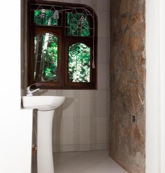 이코노미 룸, The Paradise In Kilimanjaro