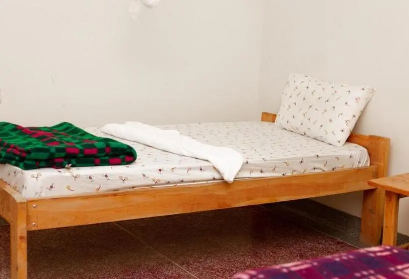 اتاق یک تخته با چشمانداز باغ, The Paradise In Kilimanjaro