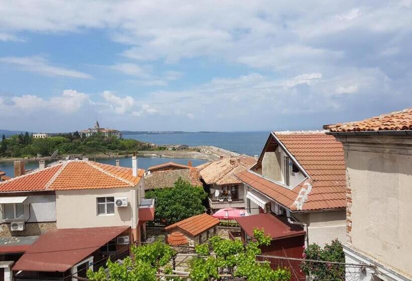 חדר משפחתי נוף לים, Guest House Antique