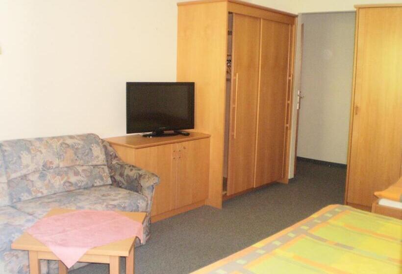 חדר סטנדרט לשלושה עם מרפסת, Gasthof Pension Strassreith