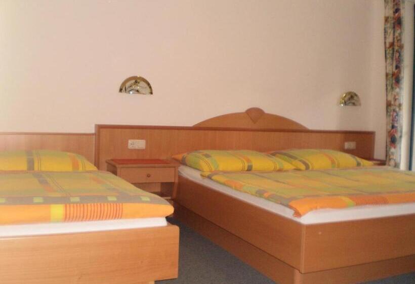 חדר סטנדרט לשלושה עם מרפסת, Gasthof Pension Strassreith