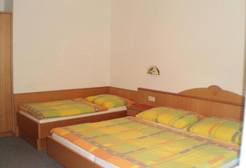 חדר סטנדרט לשלושה עם מרפסת, Gasthof Pension Strassreith