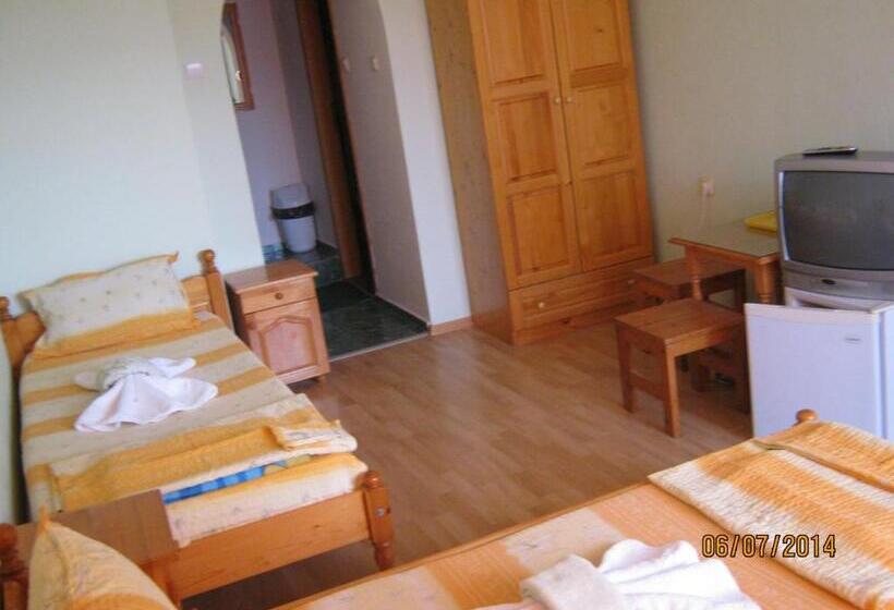 חדר סטנדרט לשלושה עם מרפסת, Primorski Briz Guest House