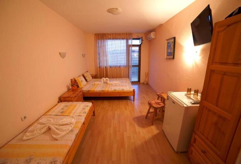 חדר סטנדרט לשלושה עם מרפסת, Primorski Briz Guest House