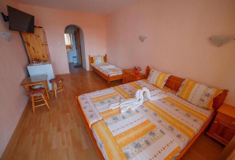 Quarto Triplo Estandar com Sacada, Primorski Briz Guest House