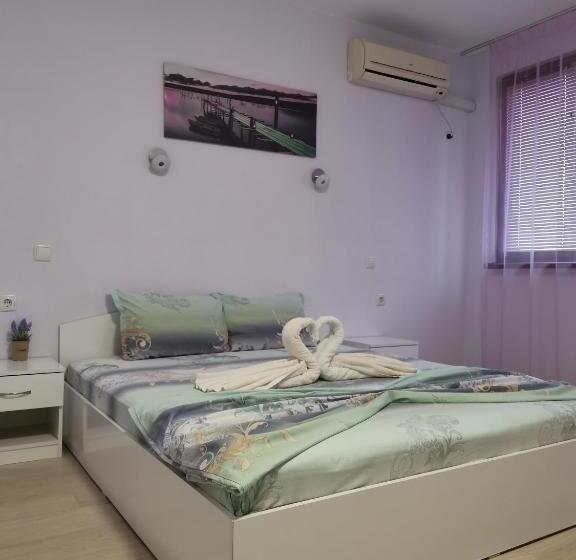 חדר סטנדרט לשלושה עם מרפסת, Primorski Briz Guest House