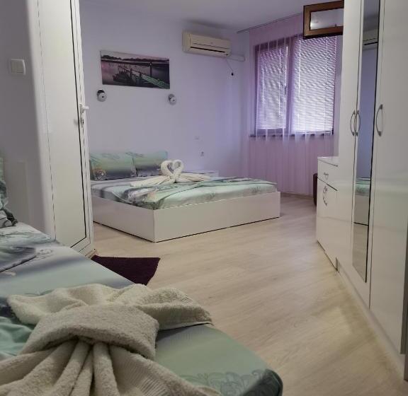 חדר סטנדרט לשלושה עם מרפסת, Primorski Briz Guest House