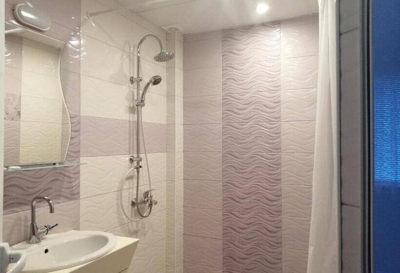 Quarto Triplo Estandar com Sacada, Primorski Briz Guest House