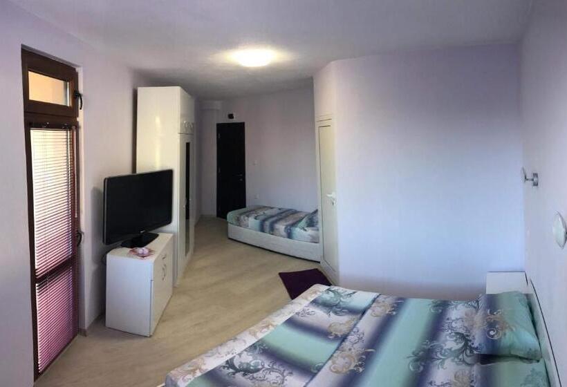 חדר סטנדרט לשלושה עם מרפסת, Primorski Briz Guest House