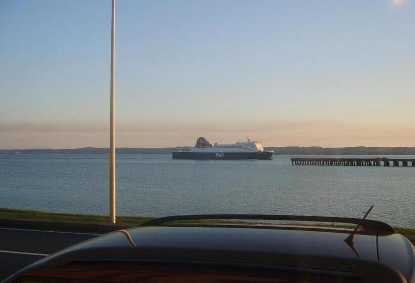 غرفة قياسية مطلّة علي البحر, The Merchants House