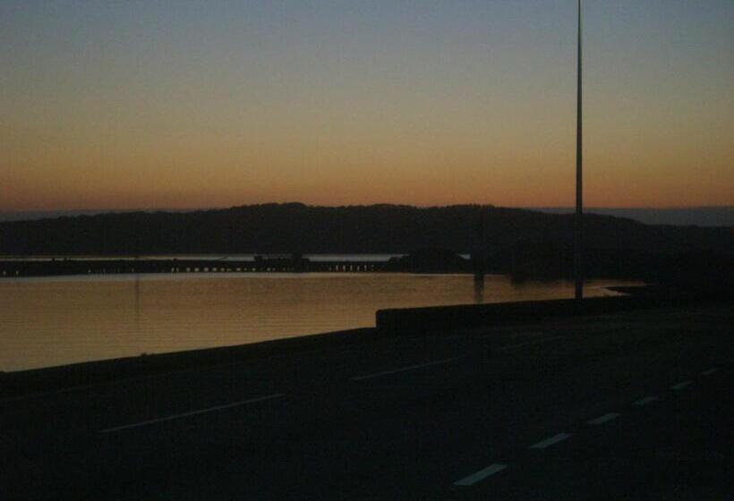 غرفة قياسية مطلّة علي البحر, The Merchants House