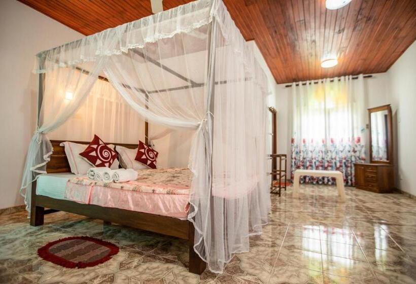 اتاق لوکس با تخت بزرگ, Three Shades