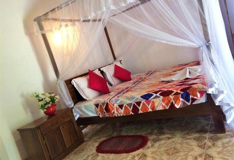 اتاق لوکس با تخت بزرگ, Three Shades