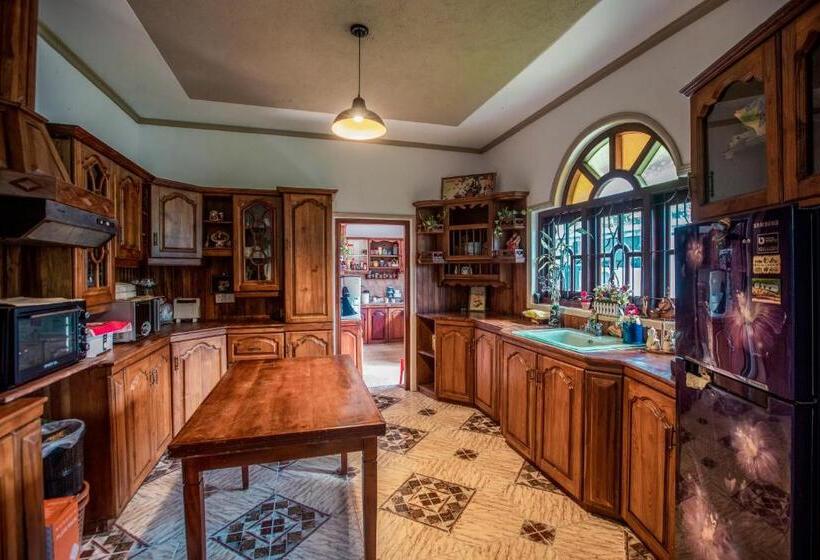 اتاق لوکس با تخت بزرگ, Three Shades