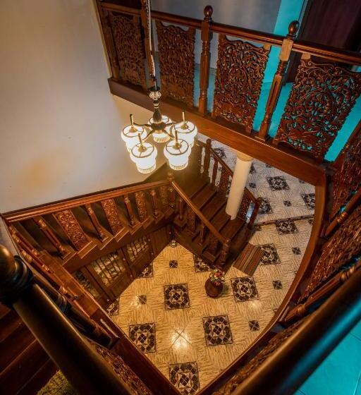 اتاق لوکس با تخت بزرگ, Three Shades