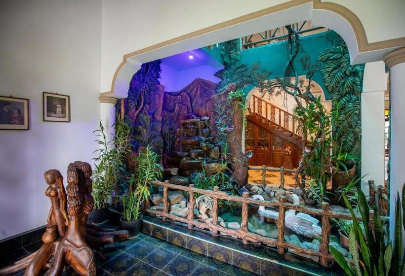 اتاق لوکس با تخت بزرگ, Three Shades