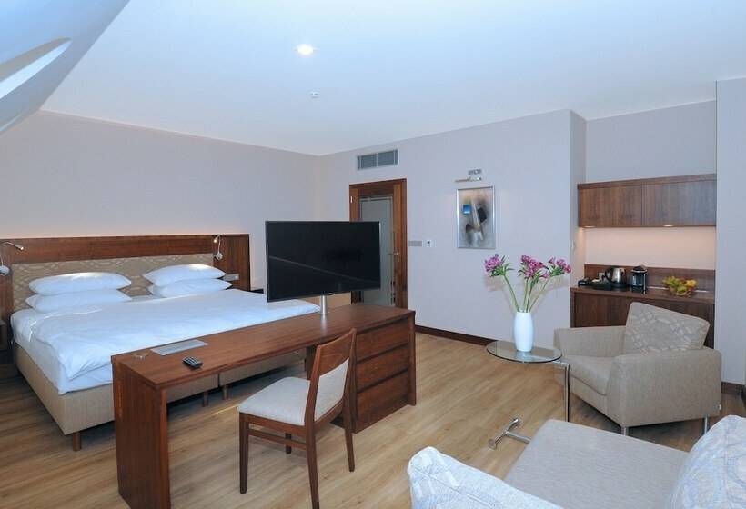 Номер Deluxe, Kramer