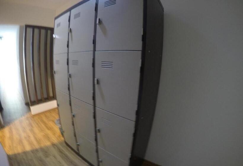 سرير فى غرفة مشتركه, N45