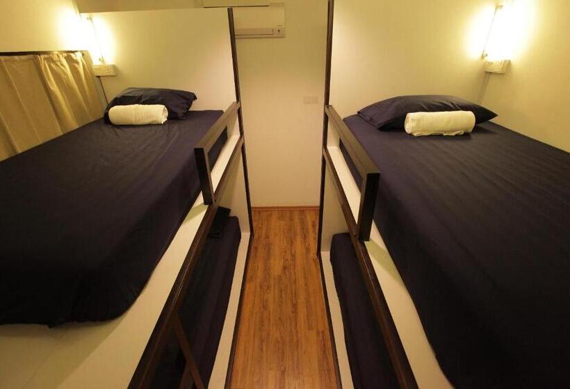 سرير فى غرفة مشتركه, N45