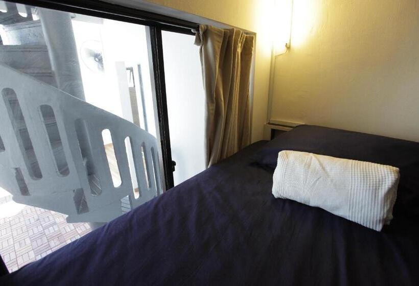 سرير فى غرفة مشتركه, N45