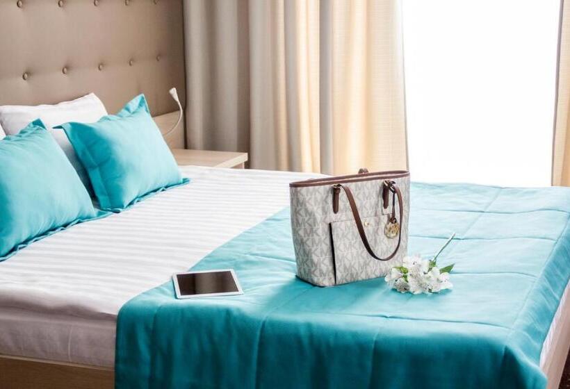 سوییت جونیور, Versailles