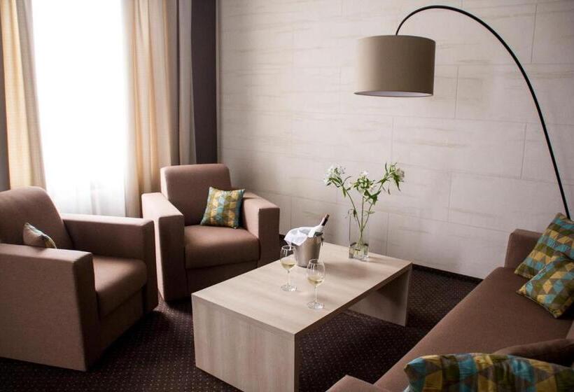 سوییت, Versailles