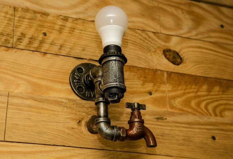 Номер Стандарт, Lionsgate Hostel