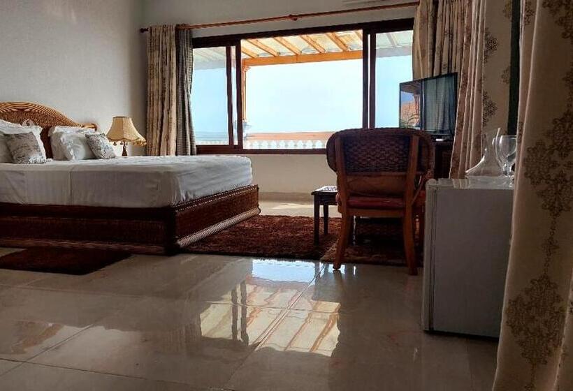 اتاق لوکس با بالکن و چشم‌انداز دریا, Residencial Ramire Tour