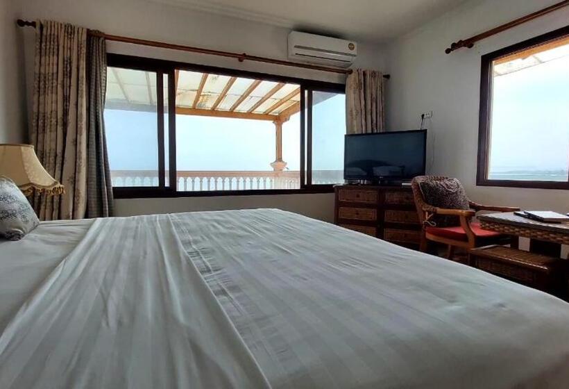 اتاق لوکس با بالکن و چشم‌انداز دریا, Residencial Ramire Tour