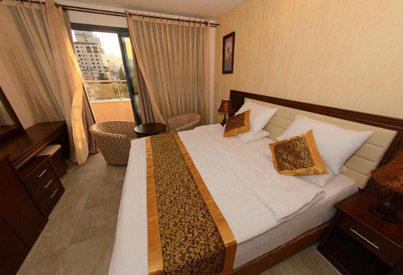 سوئیت با بالکن, Royal Suites