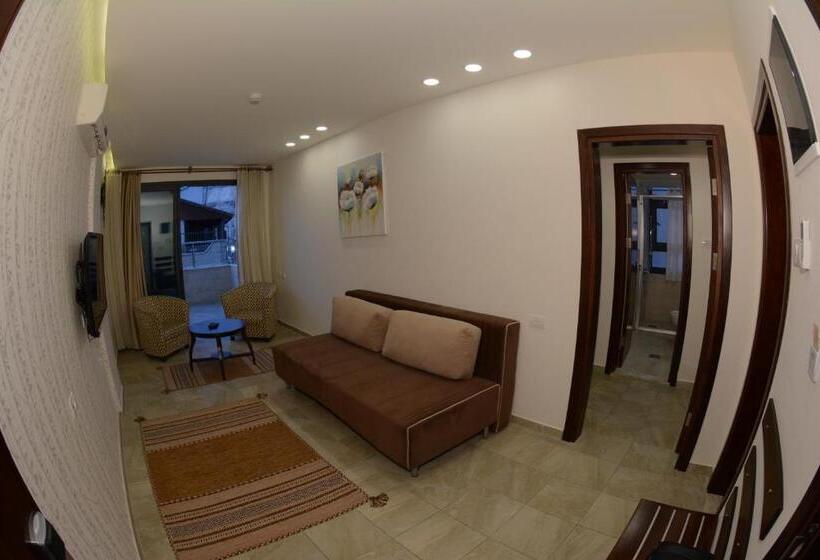 سوئیت با بالکن, Royal Suites