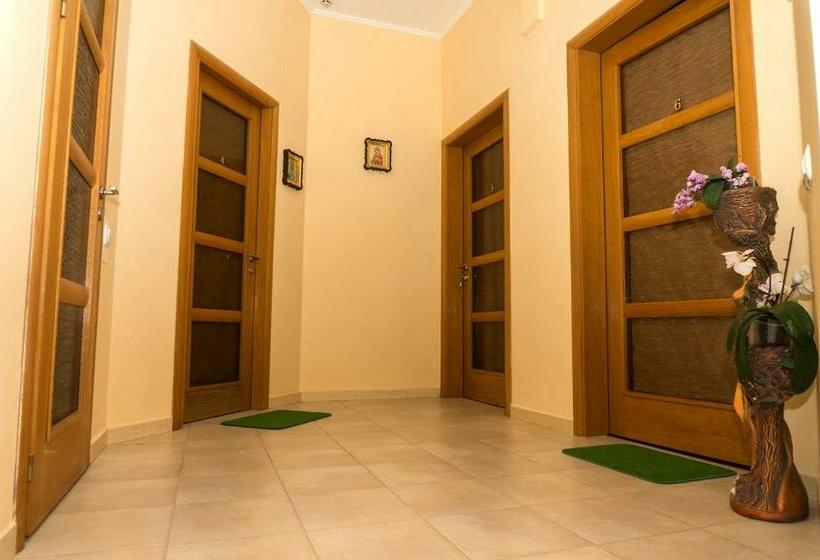 اتاق استاندارد چهارنفره با سرویس بهداشتی مشترک, кімнати в центрі