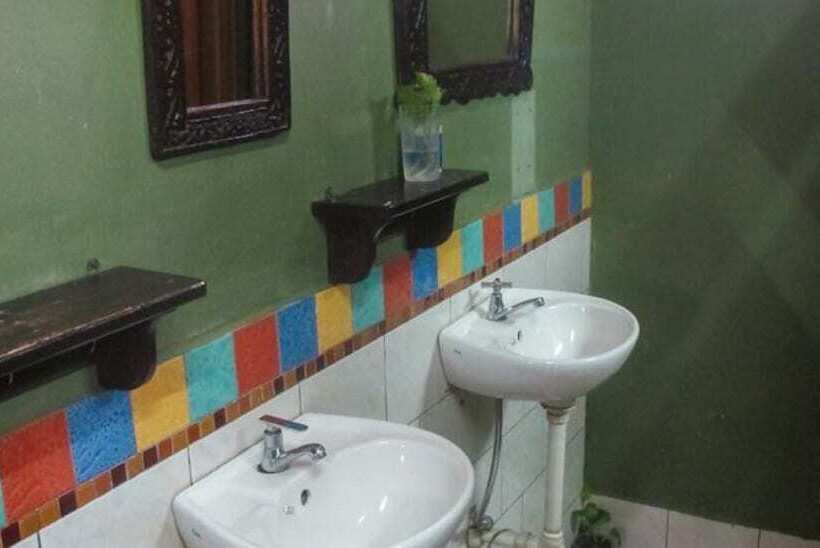 اتاق استاندارد سه نفره, Borneo Backpackers