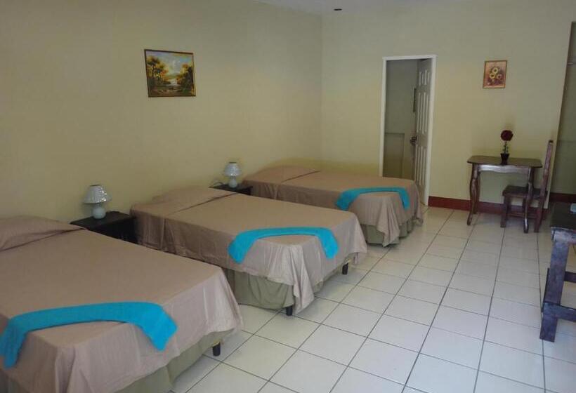 اتاق استاندارد سه نفره, La Arboleda