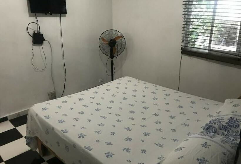 اتاق استاندارد, Aarony House