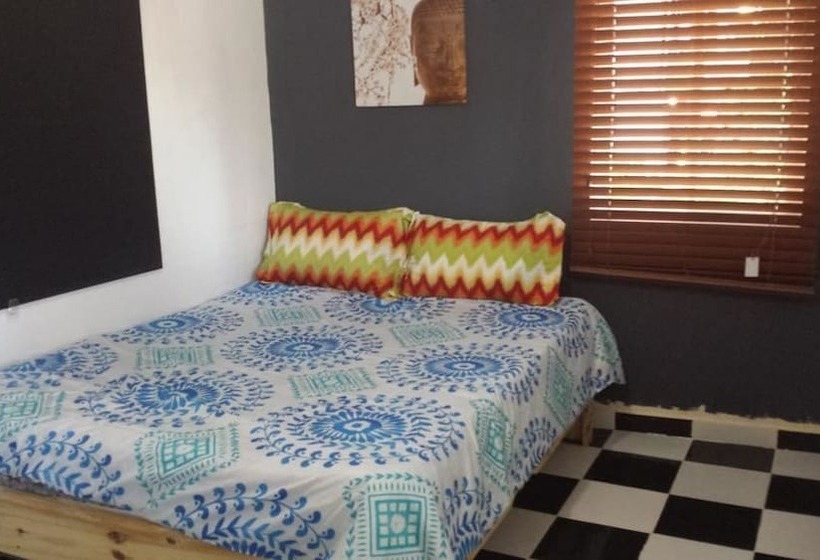 اتاق استاندارد, Aarony House